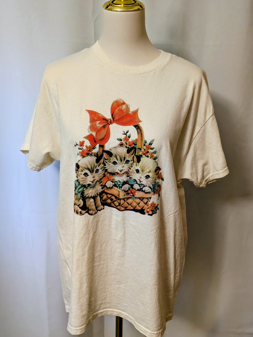 Vintage-Inspired Cream Cat Graphic T-Shirt with Orange Bow